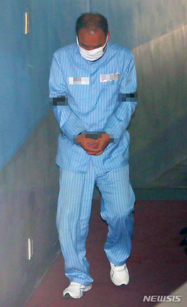 【서울=뉴시스】배훈식 기자 = 불법 정치자금 수수 혐의로 재판에 넘겨진 이우현 자유한국당 의원이 지난 10월23일 오전 서울 서초구 서울고등법원에서 열린 항소심 1차 공판에 출석하고 있다. 2018.10.23. dahora83@newsis.com