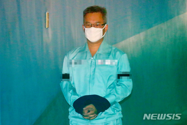 【서울=뉴시스】배훈식 기자 = '드루킹' 김모씨가 지난 23일 오전 서울 서초구 서울중앙지법에서 열린 댓글조작 사건 1차 공판에 출석하고 있다. 2018.10.23. dahora83@newsis.com