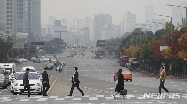 【서울=뉴시스】최진석 기자 = 서울의 미세먼지 농도가 오전 한때나쁨으로 예보된 23일 오전 서울 여의도에서 바라본 도심이 뿌옇게 보이고 있다. 2018.10.23.myjs@newsis.com