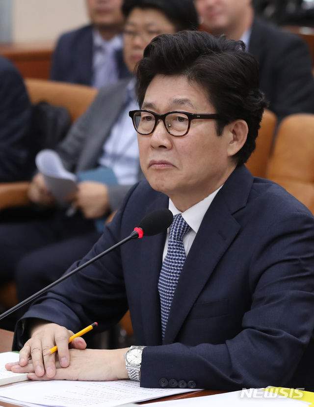 【서울=뉴시스】고승민 기자 = 23일 오전 서울 여의도 국회에서 열린 환경노동위원회의 조명래 환경부 장관 후보자 인사청문회 시작 전 자료 제출 미비를 이유로 여야 의원들이 설전을 이어가자 조명래 후보자가 이를 바라보고 있다. 2018.10.23.kkssmm99@newsis.com