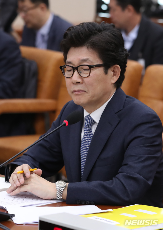 【서울=뉴시스】고승민 기자 = 23일 오전 서울 여의도 국회에서 열린 환경노동위원회의 조명래 환경부 장관 후보자 인사청문회 시작 전 자료 제출 미비를 이유로 여야 의원들의 싸움이 격화되자 조 후보자가 씁쓸한 표정을 짓고 있다. 2018.10.23.kkssmm99@newsis.com