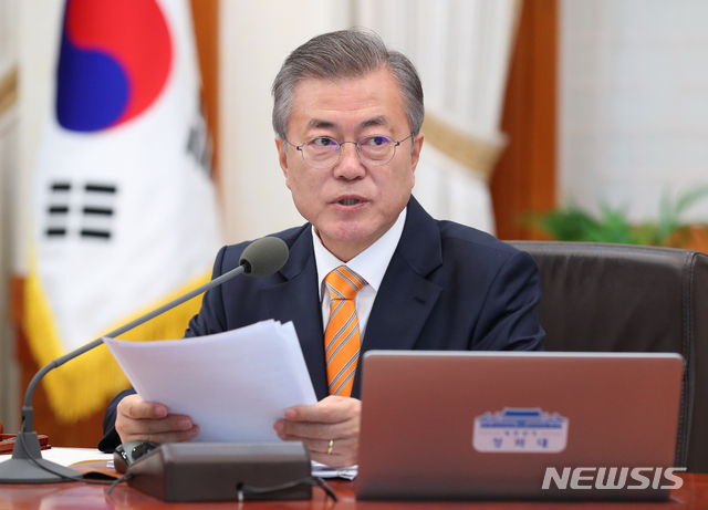 【서울=뉴시스】전신 기자 = 문재인 대통령이 23일 청와대 본관에서 열린 국무회의를 주재하고 있다. 2018.10.23.&nbsp; photo1006@newsis.com