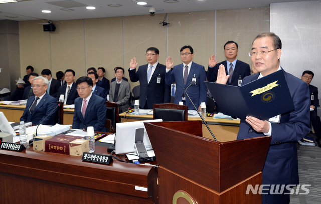 【광주=뉴시스】맹대환 기자 = 국회 기획재정위원회의 광주지방국세청과 한국은행 광주전남본부, 한국은행 목포본부에 대한 국정감사가 23일 오전 정부광주합동청사에서 열린 가운데 김형환 광주지방국세청장이 증인 선서를 하고 있다. 2018.10.23 mdhnews@newsis.com