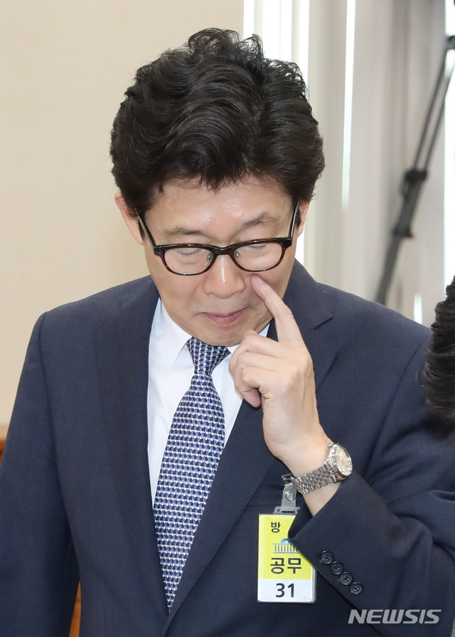 【서울=뉴시스】고승민 기자 = 23일 오전 서울 여의도 국회에서 열린 환경노동위원회의 조명래 환경부 장관 후보자 인사청문회 시작 전 조 후보자가 자료 준비를 하고 있다. 2018.10.23.kkssmm99@newsis.com