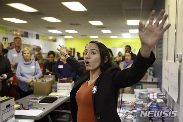 【오버랜드팍=AP/뉴시스】민주당 소속 셔리스 데이비스 후보가 6일(현지시간) 중간선거에서 미국 원주민 최초로 연방의회 진출에 성공했다. 사진은 지난 10월 2일 캔자스 주 오버랜드팍에 마련된 선거사무소에서 지지자들과 대화하고 있는 데이비스 당선인. 2018.11.7.