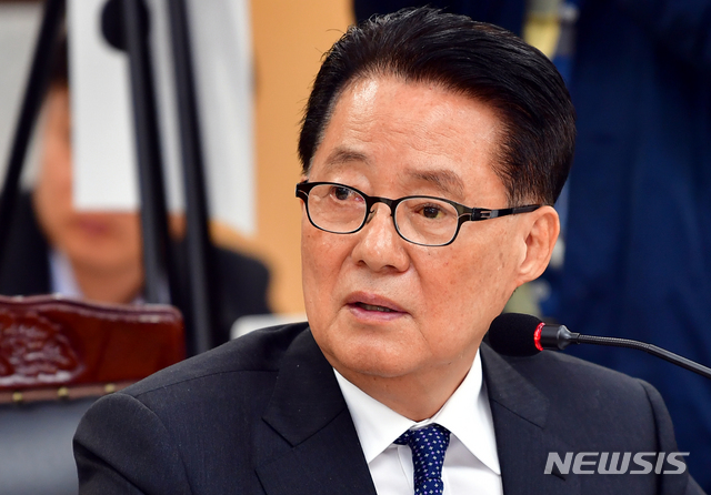 【광주=뉴시스】류형근 기자 = 23일 오전 광주 동구 광주고등법원 6층 회의실에서 국회 법제사법위원회의 광주고등·지방·가정·대전고등·지방·가정법원·제주지방법원·전주지방법원·특허법원 등에 국정감 사가 열린 가운데 민주평화당 박지원 의원이 질문을 하고 있다. 2018.10.23.&nbsp; hgryu77@newsis.com