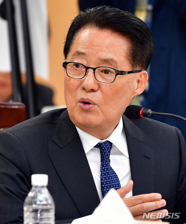 【광주=뉴시스】류형근 기자 = 23일 오전 광주 동구 광주고등법원 6층 회의실에서 국회 법제사법위원회의 광주고등·지방·가정·대전고등·지방·가정법원·제주지방법원·전주지방법원·특허법원 등에 국정감 사가 열린 가운데 민주평화당 박지원 의원이 질문을 하고 있다. 2018.10.23. hgryu77@newsis.com