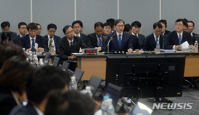 【전주=뉴시스】김얼 기자= 국민연금공단의 보건복지위원회 국정감사가 23일 전북 전주시 국민연금공단 연금홀(중회의실)에서 실시된 가운데 김성주 이사장이 질의에 답변하고 있다. 2018.10.23pmkeul@newsis.com