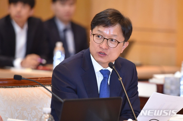 【대구=뉴시스】우종록 기자 = 더불어민주당 강병원 의원이 23일 오전 대구 중구 동인동 한국은행 대구경북본부에서 열린 대구지방국세청, 한국은행 대구경북본부에 대한 2018년 국회 기획재정위원회 국정감사에서 박만성 대구지방국세청장에게 질의를 하고 있다. 2018.10.23. wjr@newsis.com