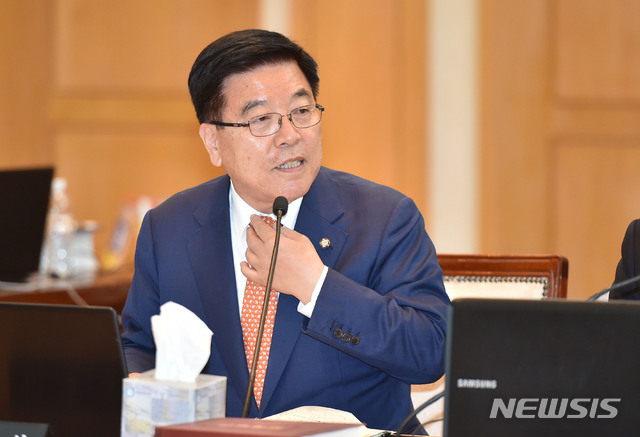 【대구=뉴시스】우종록 기자 = 자유한국당 김광림 의원이 23일 오전 대구 중구 동인동 한국은행 대구경북본부에서 열린 대구지방국세청, 한국은행 대구경북본부에 대한 2018년 국회 기획재정위원회 국정감사에서 박만성 대구지방국세청장에게 질의를 하고 있다. 2018.10.23. wjr@newsis.com