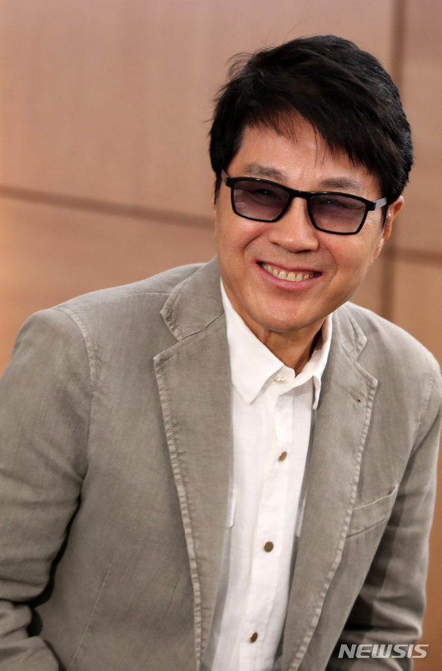 [서울=뉴시스] 박주성 기자 = '가왕' 조용필이 23일 오전 서울 중구 소공동 롯데호텔에서 열린 '가왕 조용필 50주년 기념메달' 공개 행사에 참석해 환하게 웃으며 인사를 하고 있다. 한국조폐공사는 한류라는 국가 브랜드 확산에 기여하기 위해 우리나라 대중음악의 기념비적인 역할을 한 조용필을 주인공을 기념메달을 제작했다. 2018.10.23. park7691@newsis.com