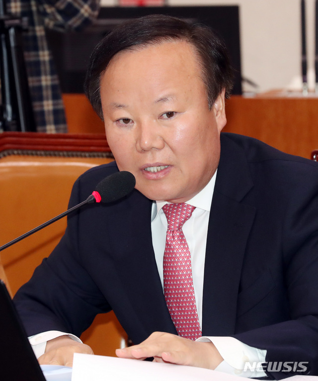 【서울=뉴시스】박영태 기자 = 23일 오전 서울 영등포구 여의도 국회에서 열린 국회 문화체육관광위원회의 대한체육회, 국민체육진흥공단, 한국체육산업개발, 태권도진흥재단, 대한장애인체육회 국정감사에서 김재원 의원이 질의하고 있다. 2018.10.23.since1999@newsis.com