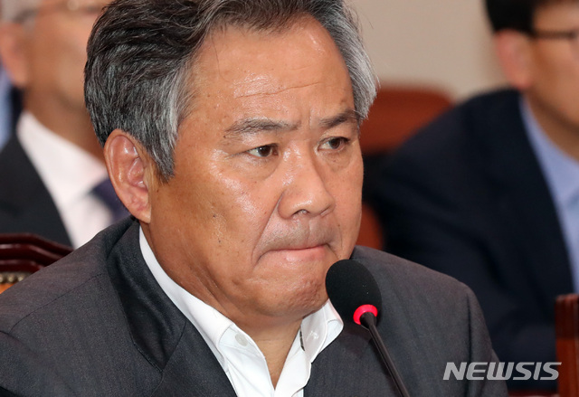 【서울=뉴시스】박영태 기자 = 23일 오전 서울 영등포구 여의도 국회에서 열린 국회 문화체육관광위원회의 대한체육회, 국민체육진흥공단, 한국체육산업개발, 태권도진흥재단, 대한장애인체육회 국정감사에서 이기흥 대한체육회장이 의원 질의를 듣고 있다. 2018.10.23. since1999@newsis.com