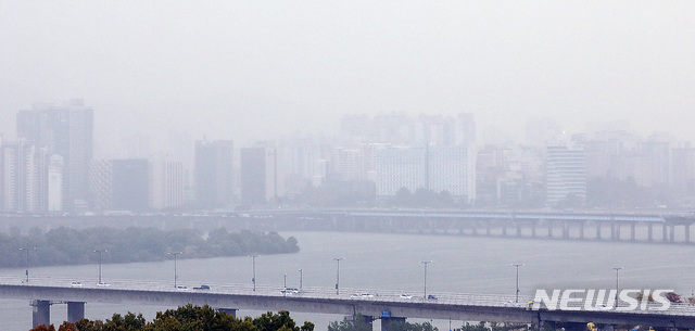 【서울=뉴시스】이종철 기자&nbsp; = 23일 비가 내리는 가운데 서울 여의도 국회에서 바라본 서울하늘이 미세먼지와 초미세먼지 농도가 높아 뿌옇게 보이고 있다. 2018.10.23.&nbsp; jc4321@newsis.com