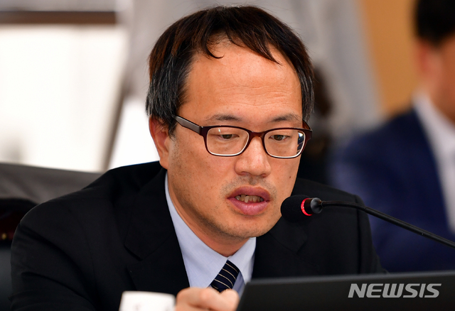 【광주=뉴시스】류형근 기자 = 23일 오전 광주 동구 광주고등법원 6층 회의실에서 국회 법제사법위원회의 광주고등·지방·가정·대전고등·지방·가정법원·제주지방법원·전주지방법원·특허법원 등에 대한 국정감 사가 열린 가운데 더불어민주당 박주민 의원이 질의를 하고 있다. 2018.10.23.&nbsp; hgryu77@newsis.com