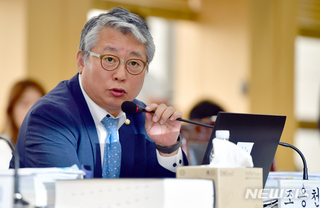 【광주=뉴시스】류형근 기자 = 23일 오전 광주 동구 광주고등법원 6층 회의실에서 국회 법제사법위원회의 광주고등·지방·가정·대전고등·지방·가정법원·제주지방법원·전주지방법원·특허법원 등에 대한 국정감 사가 열린 가운데 더불어민주당 조응천 의원이 질의를 하고있다. 2018.10.23.&nbsp; hgryu77@newsis.com