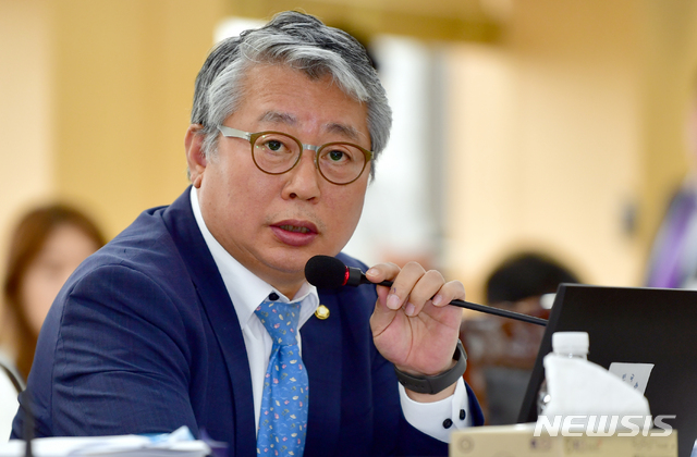 【광주=뉴시스】류형근 기자 = 조응천 더불어민주당 의원. 2018.10.23. hgryu77@newsis.com