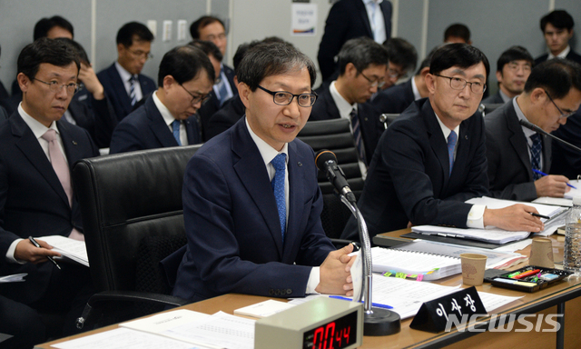 【전주=뉴시스】김얼 기자= 국민연금공단의 보건복지위원회 국정감사가 23일 전북 전주시 국민연금공단 연금홀(중회의실)에서 실시된 가운데 김성주 이사장이 질의에 답변하고 있다. 2018.10.23pmkeul@newsis.com