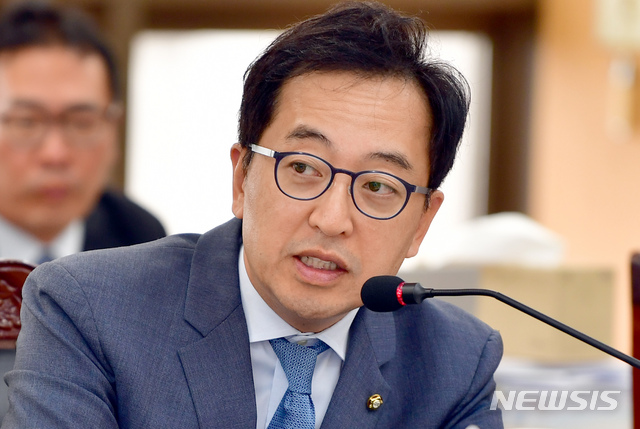 【광주=뉴시스】류형근 기자 = 23일 오전 광주 동구 광주고등법원 6층 회의실에서 국회 법제사법위원회의 광주고등·지방·가정·대전고등·지방·가정법원·제주지방법원·전주지방법원·특허법원 등에 대한 국정감사가 열린 가운데 더불어민주당 금태섭 의원이 질의를 하고 있다. 2018.10.23.&nbsp; hgryu77@newsis.com