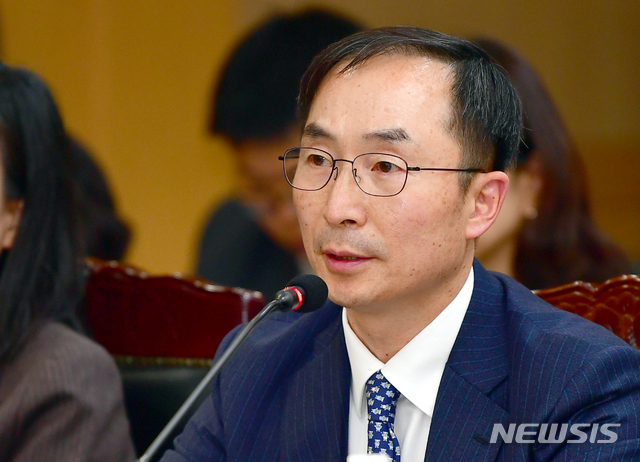 [광주=뉴시스]류형근 기자 = 지난 2018년 10월23일 오전 광주 동구 광주고등법원 6층 회의실에서 국회 법제사법위원회의 광주고등·지방·가정·대전고등·지방·가정법원·제주지방법원·전주지방법원·특허법원 등에 대한 국정감사가 열린 김필곤 당시 대전지방법원장이 답변을 하고 있다. 2018.10.23. hgryu77@newsis.com