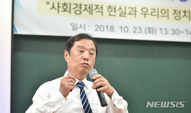 【대구=뉴시스】우종록 기자 = 자유한국당 김병준 비상대책위원장이 23일 오후 대구 북구 산격동 경북대학교를 방문해 행정학부 강의실에서 ‘사회경제적 현실과 우리의 정치: 의사결정의 합리성과 속도’라는 주제로 특강을 하고 있다. 2018.10.23. wjr@newsis.com