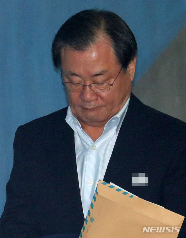 【서울=뉴시스】배훈식 기자 = 특수활동비 청와대 상납 혐의로 재판에 넘겨진 이병기 전 국정원장이 23일 오후 서울 서초구 서울고등법원에서 열린 항소심 9차 공판에 출석하고 있다. 2018.10.23.&nbsp; dahora83@newsis.com