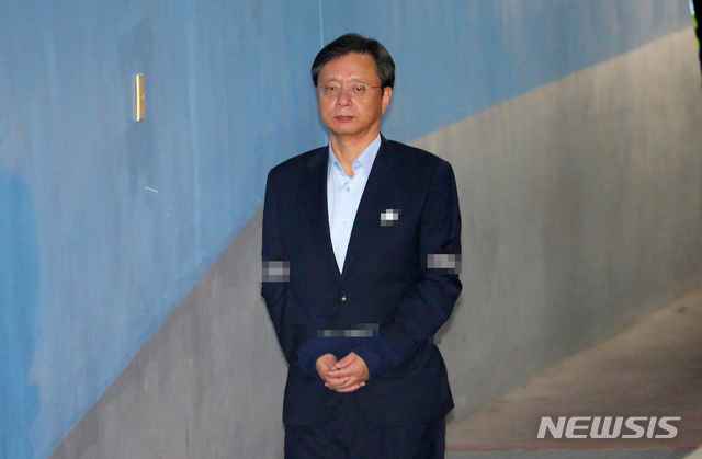 【서울=뉴시스】배훈식 기자 = 불법사찰 지시 혐의로 재판에 넘겨진 우병우 전 청와대 민정수석이 지난 23일 오후 서울 서초구 서울중앙지법에서 열린 27차 공판에 출석하고 있다. 2018.10.23. dahora83@newsis.com