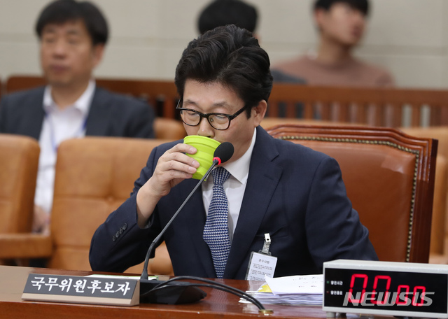 【서울=뉴시스】고승민 기자 = 23일 오후 서울 여의도 국회에서 열린 환경노동위원회의 조명래 환경부 장관 후보자 인사청문회에서 조 후보자가 물을 마시고 있다. 2018.10.23. kkssmm99@newsis.com
