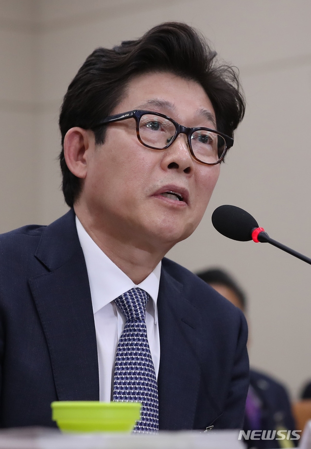 【서울=뉴시스】고승민 기자 = 23일 오후 서울 여의도 국회에서 열린 환경노동위원회의 조명래 환경부 장관 후보자 인사청문회에서 조 후보자가 의원 질의에 답하고 있다. 2018.10.23.kkssmm99@newsis.com