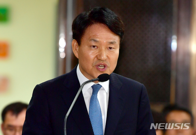 【광주=뉴시스】류형근 기자 = 지난 2018년 10월23일 오후 광주 동구 광주고등검찰청 5층 중회의실에서 국회 법제사법위원회의 광주·대전고검, 광주·대전·청주·전주·제주지검에 대한 국정감사가 열린 가운데 이금로 당시 대전고검장이 업무보고를 하고 있다. 2018.10.23. hgryu77@newsis.com