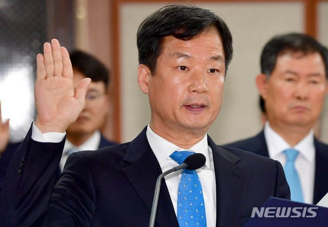 【광주=뉴시스】류형근 기자 = 지난 2018년 10월23일 국회 법제사법위원회의 광주·대전고검, 광주·대전·청주·전주·제주지검에 대한 국정감사가 열린 가운데 박균택 당시 광주고검장이 대표 선서를 하고 있다. 2018.10.23. hgryu77@newsis.com