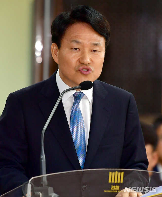 【광주=뉴시스】류형근 기자 = 23일 오후 광주 동구 광주고등검찰청 5층 중회의실에서 국회 법제사법위원회의 광주·대전고검, 광주·대전·청주·전주·제주지검에 대한 국정감사가 열린 가운데 이금로 대전고검장이 업무보고를 하고 있다. 2018.10.23. hgryu77@newsis.com