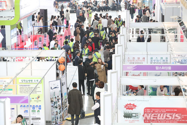 【청주=뉴시스】지난해 10월 충북 청주 오송역에서 열린 2018 오송 화장품·뷰티산업엑스포 모습. (사진=뉴시스 DB) photo@newsis.com 