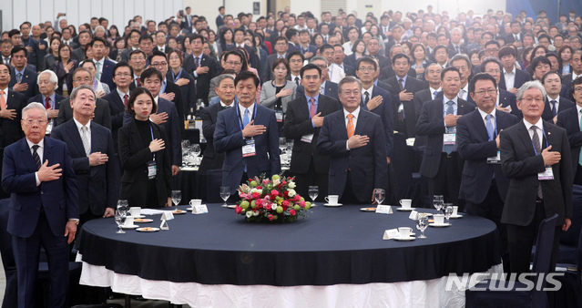 【인천=뉴시스】박진희 기자 = 문재인 대통령이 23일 인천 송도컨벤시아에서 열린 '제17차 세계한상대회 개회식'에서 국기에 경례하고 있다. 2018.10.23.pak7130@newsis.com