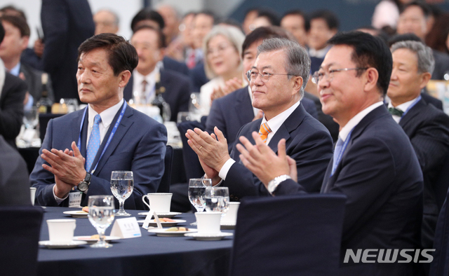 【인천=뉴시스】박진희 기자 = 문재인 대통령이 23일 인천 송도컨벤시아에서 열린 '제17차 세계한상대회 개회식'에 참석해 박수치고 있다. 2018.10.23.pak7130@newsis.com