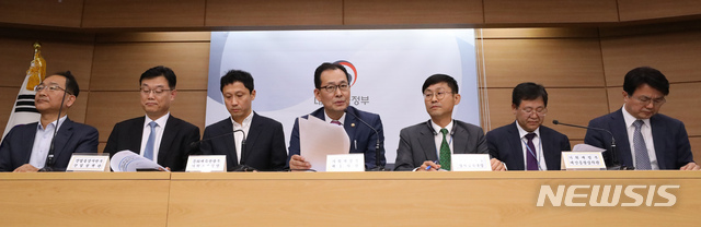 【세종=뉴시스】강종민 기자 = 고형권 기획재정부 1차관이 지난 23일 정부세종청사에서 열린 '혁신성장과 일자리 창출 지원방안' 관련 관계부처 합동 상세브리핑에서 모두발언을 하고 있다. 2018.10.24. ppkjm@newsis.com