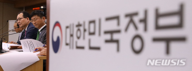 【세종=뉴시스】강종민 기자 = 고형권 기획재정부 1차관이 지난 23일 정부세종청사에서 열린 '혁신성장과 일자리 창출 지원방안' 관련 관계부처 합동 상세브리핑에서 모두발언을 하고 있다. 2018.10.24. ppkjm@newsis.com