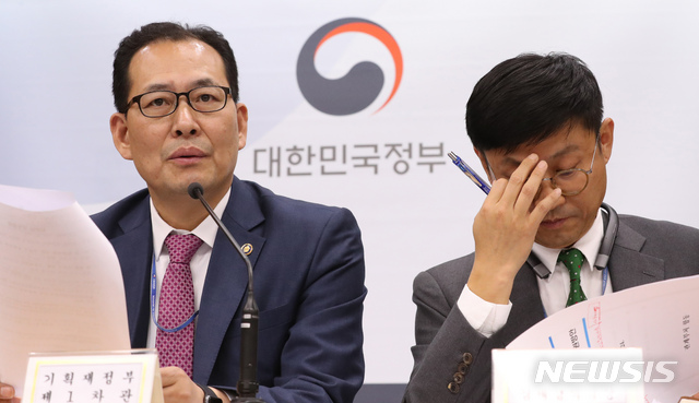 【세종=뉴시스】강종민 기자 = 고형권 기획재정부 1차관이 지난 23일 정부세종청사에서 열린 '혁신성장과 일자리 창출 지원방안' 관련 관계부처 합동 상세브리핑에서 모두발언을 하고 있다. 오른쪽은 도규상 경제정책국장. 2018.10.24. ppkjm@newsis.com