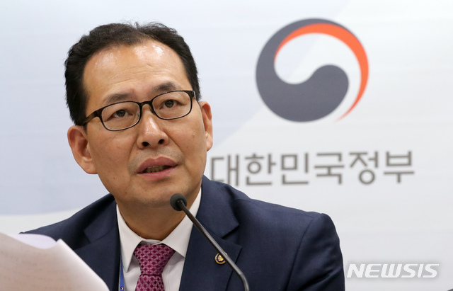 【세종=뉴시스】강종민 기자 = 고형권 기획재정부 1차관이 지난 23일 정부세종청사에서 열린 '혁신성장과 일자리 창출 지원방안' 관련 관계부처 합동 상세브리핑에서 모두발언을 하고 있다. 2018.10.24. ppkjm@newsis.com