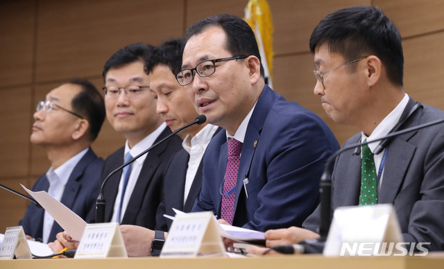 【세종=뉴시스】강종민 기자 = 고형권 기획재정부 1차관이 지난 23일 정부세종청사에서 열린 '혁신성장과 일자리 창출 지원방안' 관련 관계부처 합동 상세브리핑에서 모두발언을 하고 있다. 2018.10.24. ppkjm@newsis.com