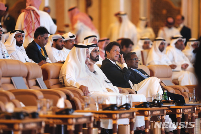 【리야드=AP/뉴시스】 23일(현지시간) 사우디아라비아 리야드에서 개막한 '사우디아라비아 미래 투자 이니셔티브(FII)'에 참석한 임란 칸(앞 줄 오른쪽에서 두번째) 파키스탄 총리가 눈을 비비고 있다. 최근 사우디 언론인 자말 카슈끄지 사망 사건의 여파로 글로벌 경제 리더들은 해당 행사에 잇따라 불참을 선언했다. 2018.10.23. 