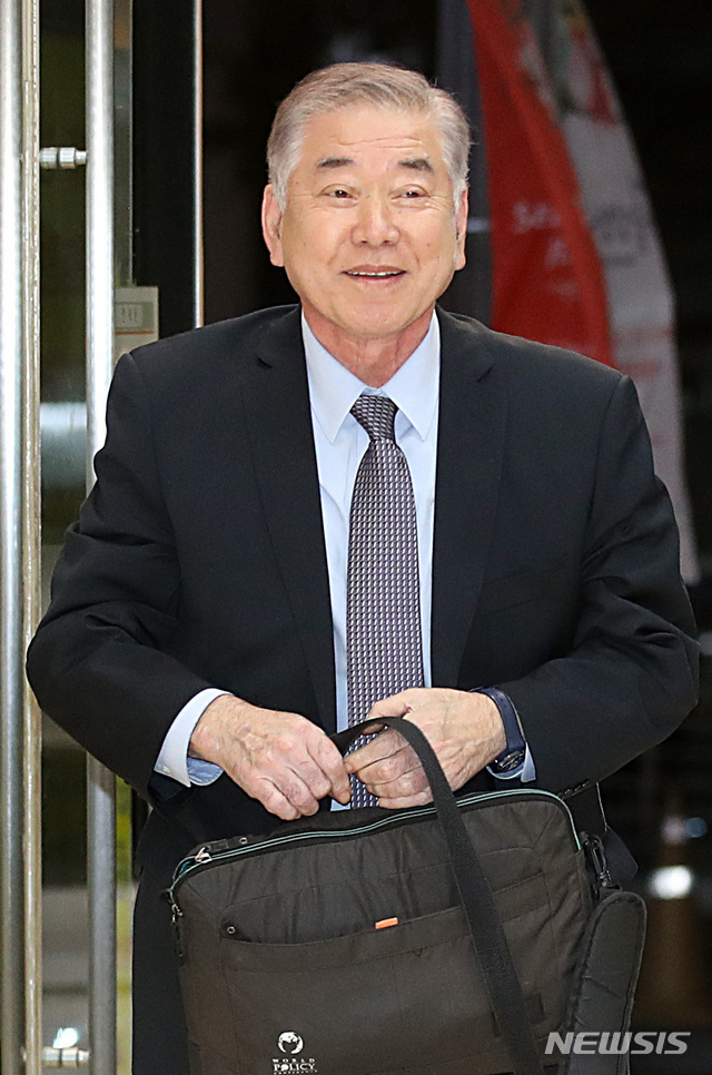 【서울=뉴시스】김진아 기자 = 문정인 대통령 통일외교안보특보가 23일 오후 평양 남북정상회담 특별수행원 만찬에 참석하기 위해 서울 중구의 한 식당으로 들어서고 있다. 2018.10.23. bluesoda@newsis.com