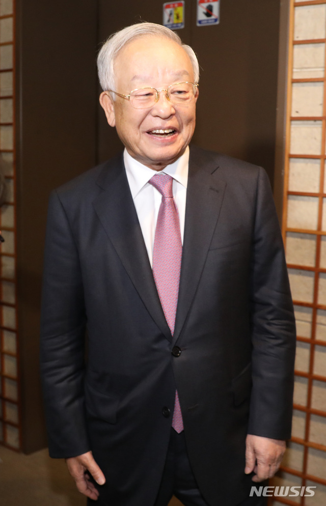 【서울=뉴시스】김진아 기자 = 손경식 한국경영자총협회 회장이 23일 오후 평양 남북정상회담 특별수행원 만찬에 참석하기 위해 서울 중구의 한 식당으로 들어서고 있다. 2018.10.23. bluesoda@newsis.com