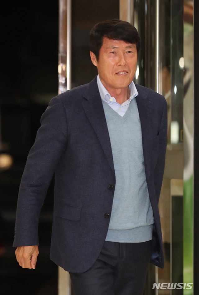 【서울=뉴시스】김진아 기자 = 차범근 전 축구 국가대표 감독이 23일 오후 평양 남북정상회담 특별수행원 만찬에 참석하기 위해 서울 중구의 한 식당으로 들어서고 있다. 2018.10.23. bluesoda@newsis.com