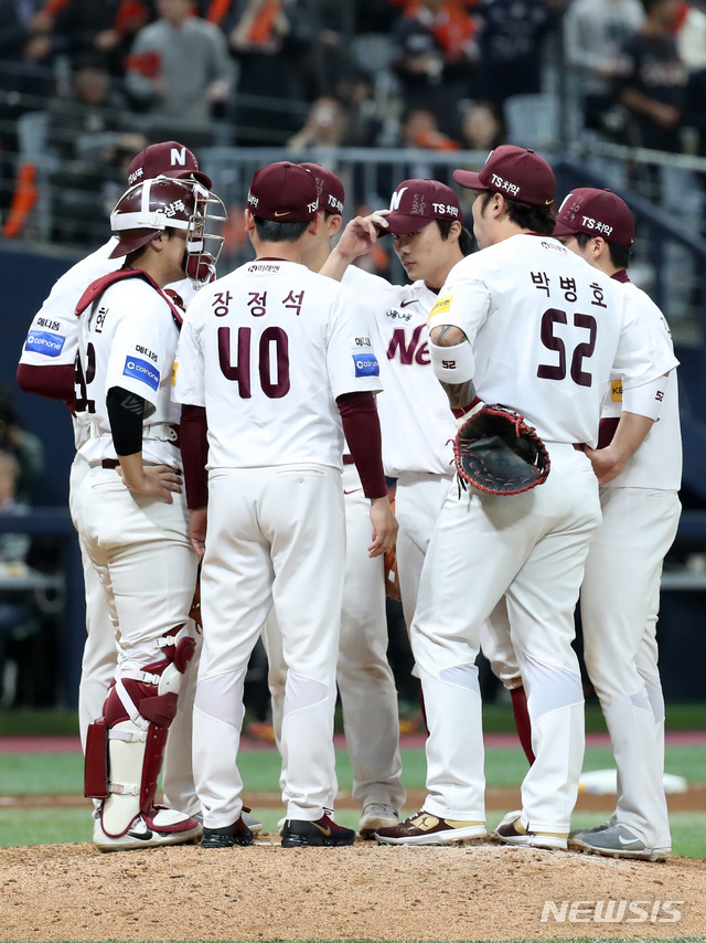 【서울=뉴시스】이영환 기자 = 23일 오후 서울 구로구 고척스카이돔에서 열린 2018 KBO 포스트시즌 준플레이오프 4차전 넥센 히어로즈와 한화 이글스의 경기, 8회초 넥센 장정석 감독이 마운드에 올라 선수들에게 작전 지시를 하고 있다. 2018.10.23. 20hwan@newsis.com