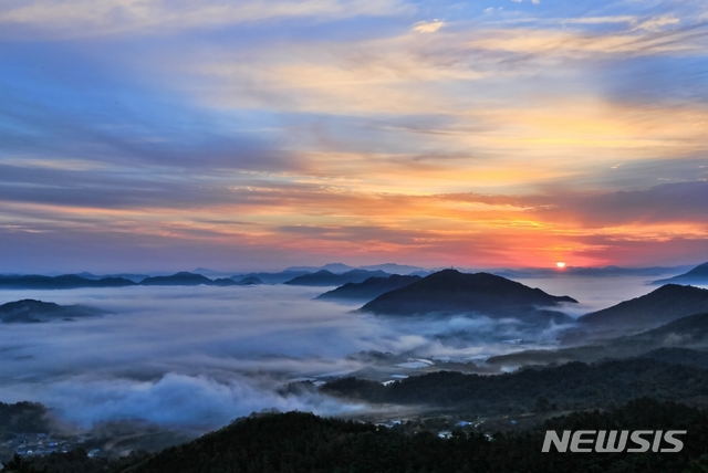 【옥천=뉴시스】이성기 기자 = 전국 사진작가들의 해돋이 촬영 명소로 손꼽히는 충북 옥천군 옥천읍 삼청리 용암사의 운해 속 일출 모습. (사진=옥천군 제공) photo@newsis.com