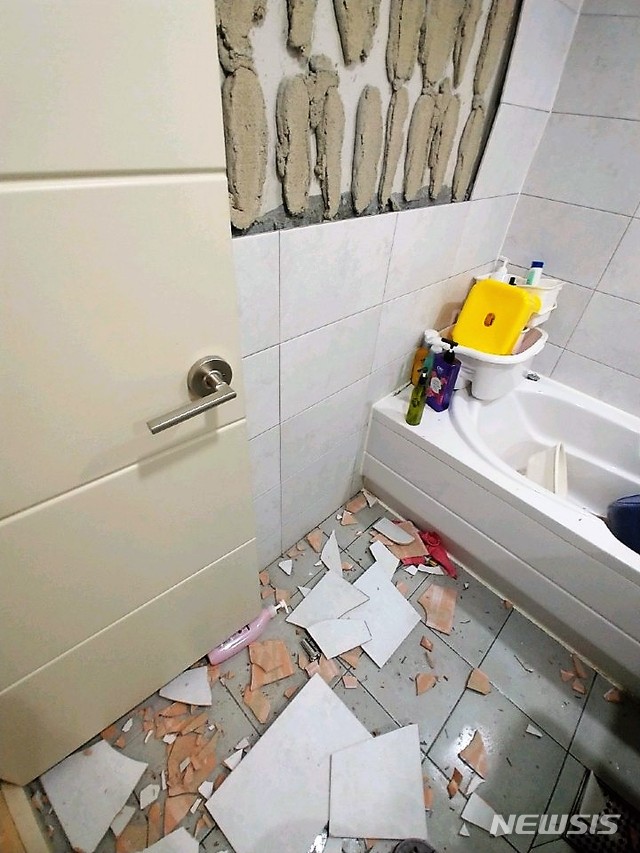 【여수=뉴시스】김석훈 기자 = 전남 여수시 웅천동 B 임대아파트 입주민 A(59) 씨는 24일 집안 욕실에 부착된 대형 타일 8장이 1m 30㎝높이에서 갑자기 바닥에 떨어졌다며 부실시공 의혹을 제기하고 있다. 2018.10.24. (사진=독자 제공) kim@newsis.com