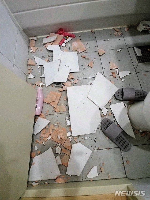 【여수=뉴시스】김석훈 기자 = 전남 여수시 웅천동 B 임대아파트 입주민 A(59) 씨는 24일 집안 욕실에 부착된 대형 타일 8장이 1m 30㎝높이에서 갑자기 바닥에 떨어졌다며 부실시공 의혹을 제기하고 있다. 2018.10.24. (사진=독자 제공) kim@newsis.com