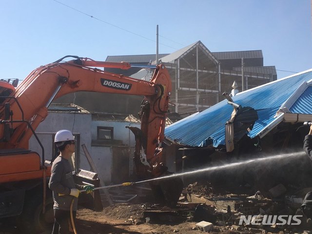 【울산=뉴시스】박일호 기자 = 24일 오후 주거환경개선사업 구역인 울산시 동구 일산동 195의31번지 일원에서 불법 점유 건축물에 대한 강제 철거가 이뤄지고 있다. 2018.10.24. piho@newsis.com