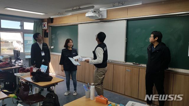 【안동=뉴시스】류상현 기자 = 24일 경주고에서 수능시험장 긴급 안점점검이 진행되고 있다. 2018.10.24 (사진=경북교육청 제공) photo@newsis.com